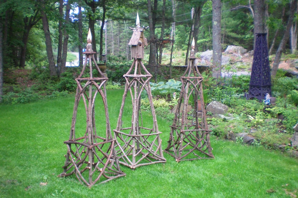 Obelisk w bird house 005